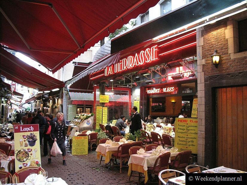 De Rue des Bouchers, in het Nederlands Beenhouwersstraat, is een bijzondere straat vol visrestaurants.  De Rue des Bouchers ligt vlakbij de Grote Markt..
