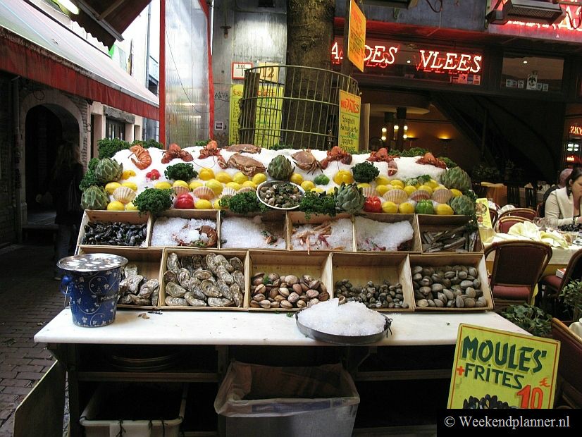 In de Rue des Bouchers eet je vis, zeevruchten en friet. 