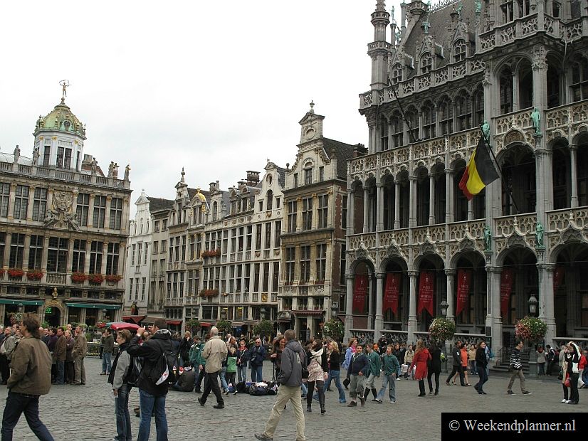 De Grand Place, de Grote Markt, is al sinds de elfde eeuw het centrum van Brussel. Hier werden de graven van Egmont en Horne in de 16de eeuw onthoofd en deed koning Filips II mee aan een toernooi.