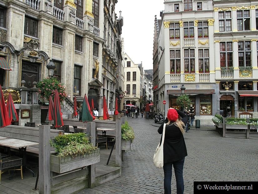 De Hoedenmakerstraat is een zijstraat van de Grote Markt. Rond de Kaasmarkt zijn veel Griekse restaurants.