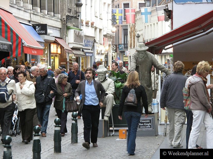 De winkelstraat Nieuwsstraat in het centrum van Brussel. In deze winkelstraat zijn vooral de winkelketens gevestigd. Voor de duurdere kledingwinkels moet je naar de Louizalaan.