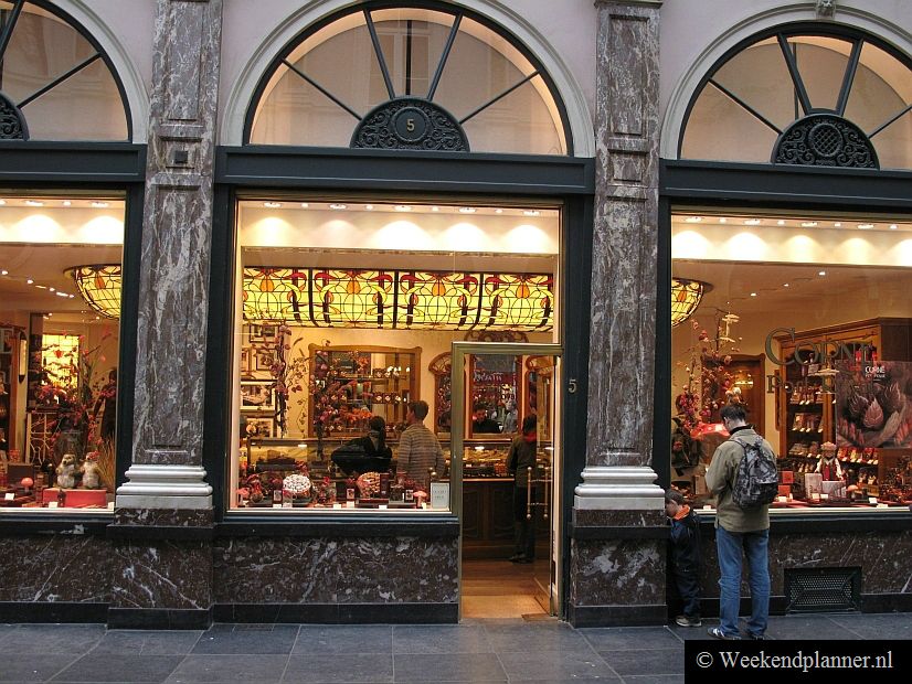 De winkelgalerij Galerie de la Reine, de Koninginnegalerij, staat bekend om de bonbon winkels. De uitvinder van de praline, Neuhaus, had hier zijn winkel. De winkel is er nog steeds en je kunt er nog steeds bonbons kopen.