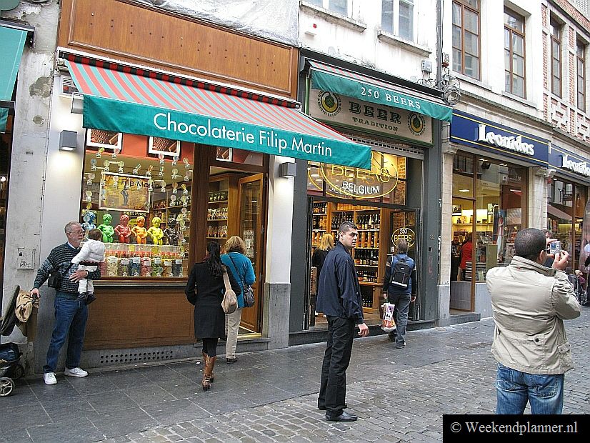 De specialiteiten van Brussel zijn mode, Kuifje, bonbons en bier. In de straten rond de Grote Markt zijn veel winkels voor toeristen waar je bonbons en bier kunt kopen.Foto's van de Grote Markt in Brussel