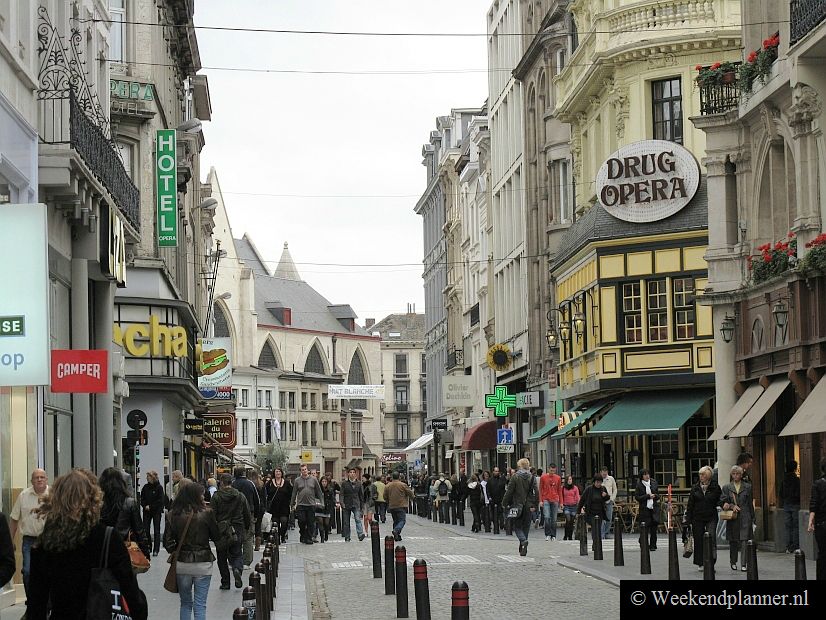 De winkelstraat Rue Grétry ligt vlakbij de schouwburg, het uitgaansgebied rond de beurs en bij de Grote Markt (La Grand Place). Foto's van de winkelstraten in Brussel