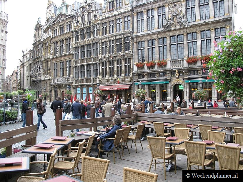 Rond de Grote Markt, inb het Frans La Grand Place, zijn veel cafés met een terras. Door de week is er iedere ochtend is er een bloemenmarkt op het plein.