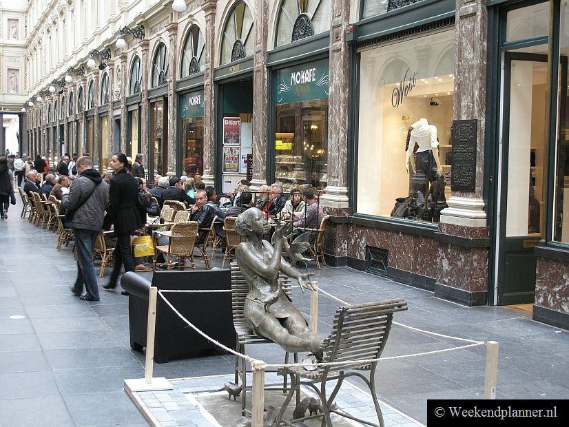 De 19de-eeuwse St-Huertusgalerijen bestaat uit drie winkelgalerijen: Galerie de la Reine en de Galerie de Roi en er is een kleinere Galerie des Princes. In Galerie de la Reine is de winkel van de uitvinder van de praline, Jean Neuhaus II.