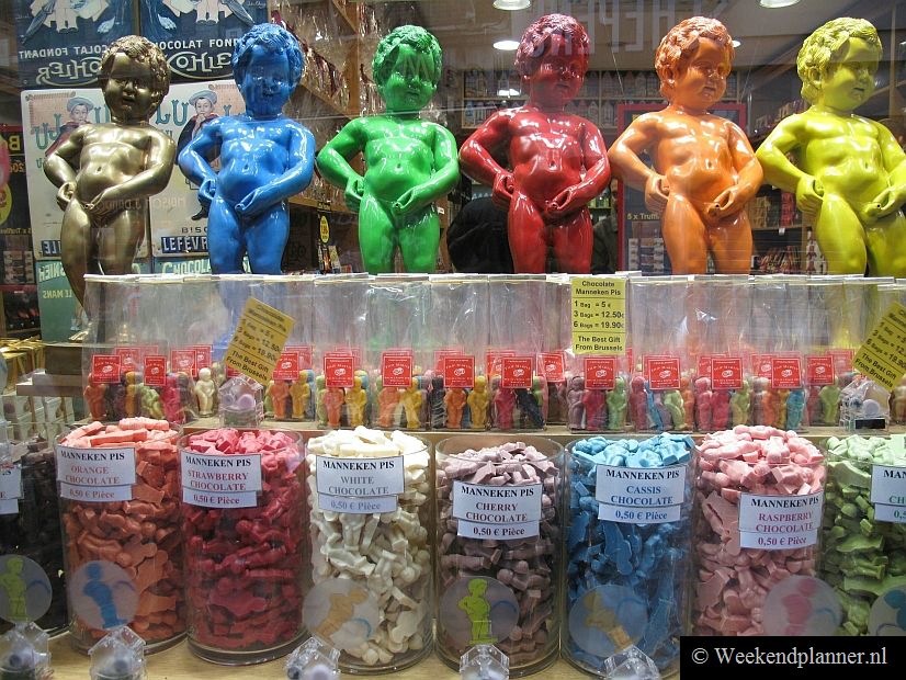 Toeristen zijn dol op chocolade en op Manneken Pis. Rond de Grote Markt en bij Manneken Pis kun je dan ook Manneken Pis chocolade kopen.