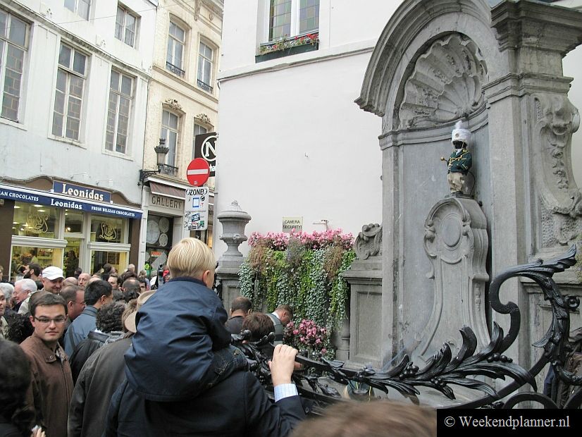 Op de hoek van de Stoofstraat en de Eikstraat staat Manneken Pis al sinds de 17de eeuw te plassen. Regelmatig wordt hij aangekleed door een gilde.