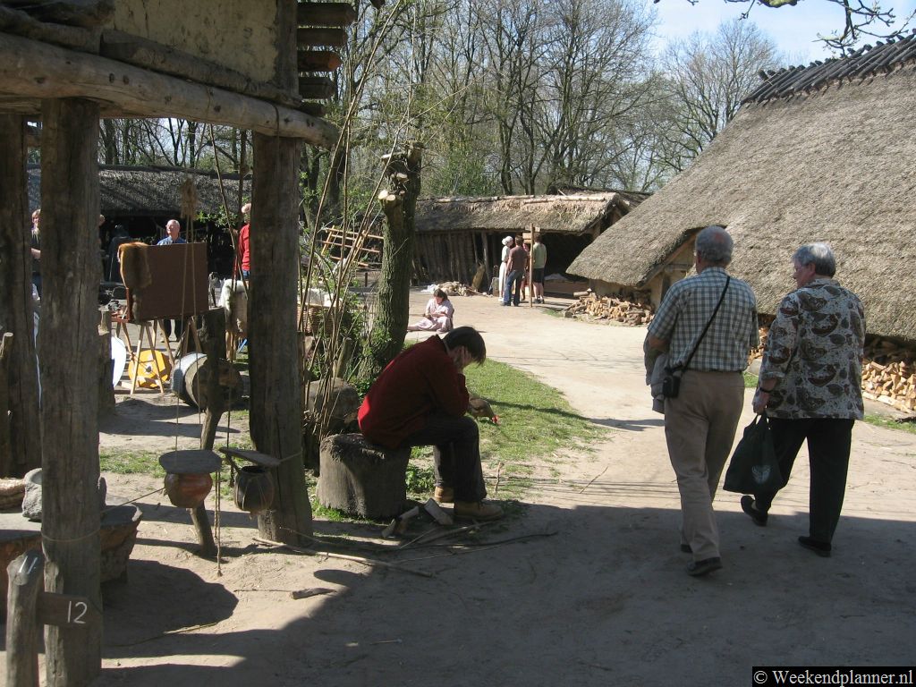 Wandelen door het dorp uit de IJzertijd. Je kunt de "bewoners"  vragen naar hun bezigheden.
