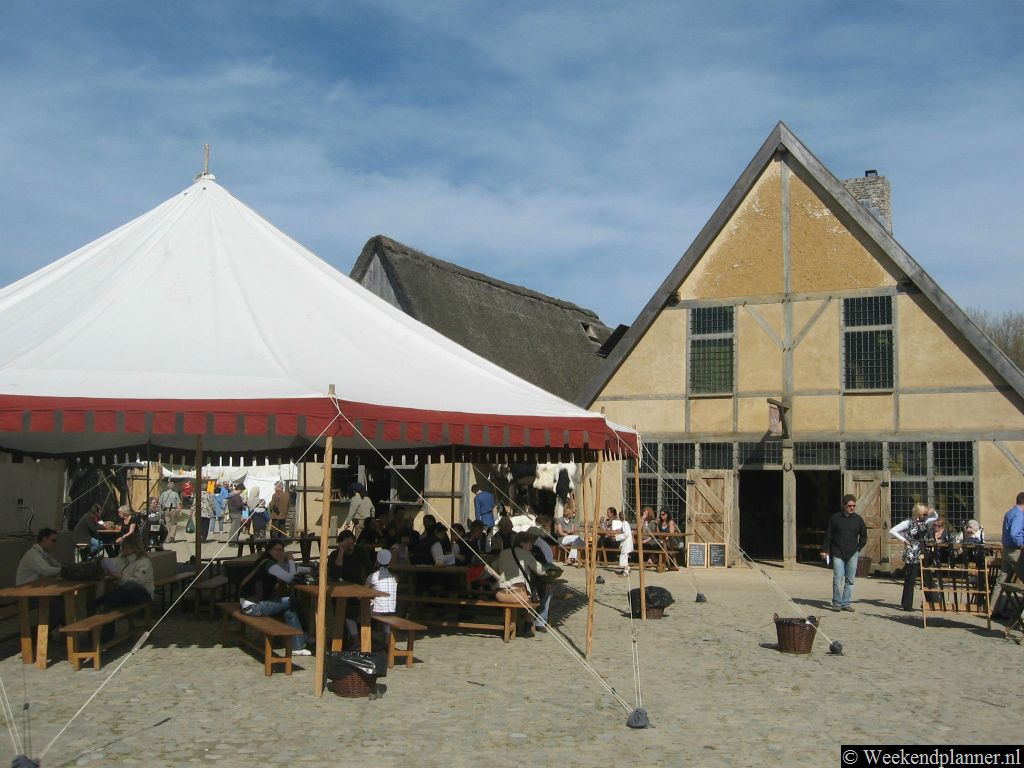 Op het plein voor de herberg ligt oud-hollands speelgoed. Kinderen kunnen hier bijvoorbeeld hoepelen en steltlopen. Er is ook een schavot.