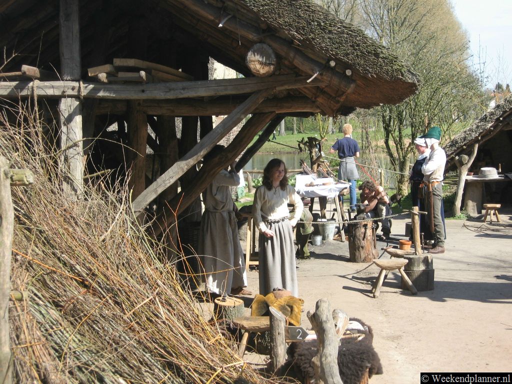  Op de site van het PreHistorisch Dorp kun je lezen welke activiteiten er dit weekend zijn.