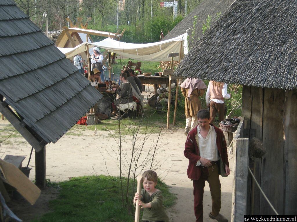 Een evenement over de middeleeuwen in het PreHistorisch Dorp.