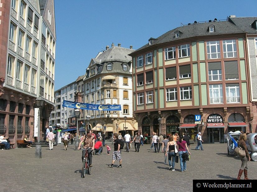 Deze winkelstraat komt uit op het plein de Römerberg.Fotos over winkelen in  Frankfurt.