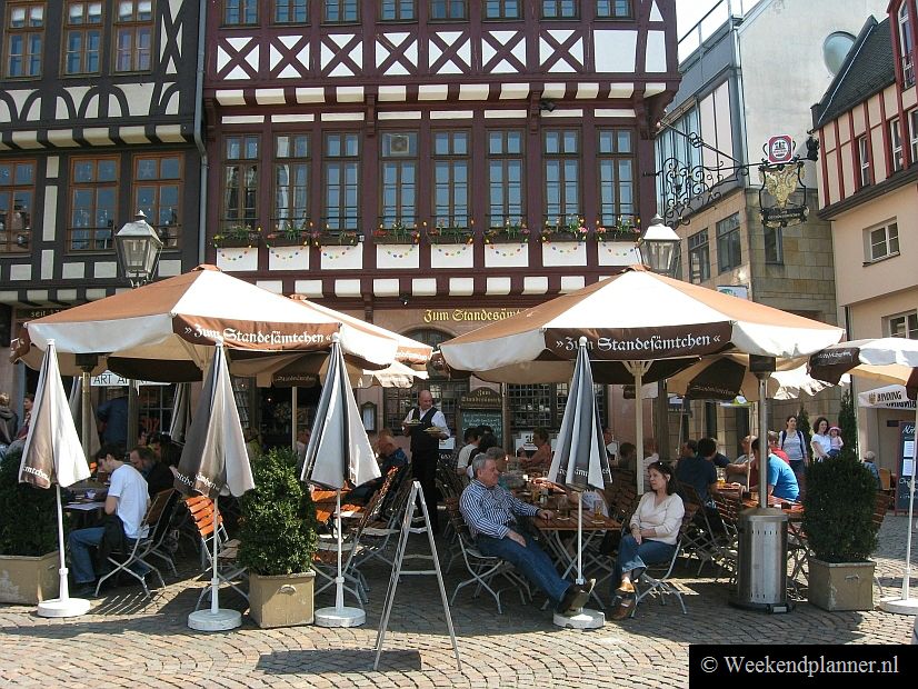 Op het mooie plein Römerberg  zijn veel cafés en terrasjes waar je het beroemde bier en de wijn en appelwijn van de regio kunt drinken. Voor appelwijn kun je overigens het beste de rivier oversteken naar de straat Klappergasse in de wijk Sachsenhausen.