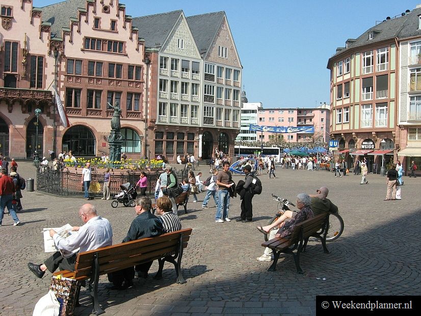 Het historische centrum van Frankfurt is in de oorlog grotendeels verwoest maar de Altstadt is gedeeltelijk weer opgebouwd. 