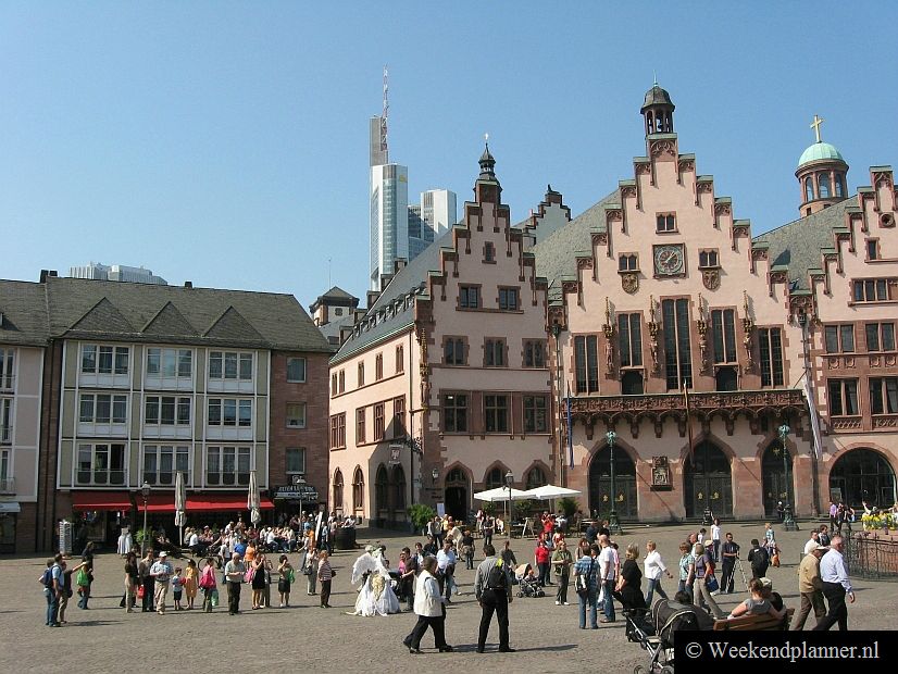 Het grote plein Römerberg is eigenlijk bijna het hele Middeleeuwse centrum van Frankfurt. De trapgevels van de drie Römer zijn de belangrijkste bezienswaardigheden van Frankfurt.