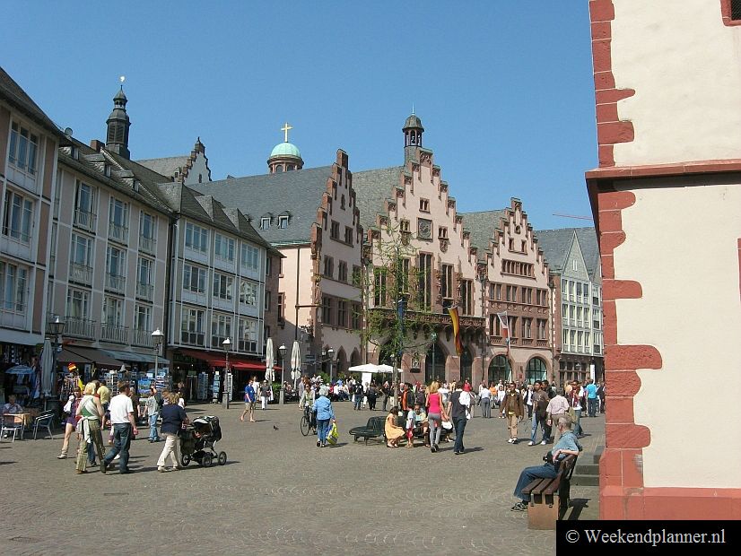 De drie gebouwen met de trapgevels maken deel uit van de beroemde Römer van Frankfurt. De Römer zijn al 600 jaar het stadhuis van Frankfurt.