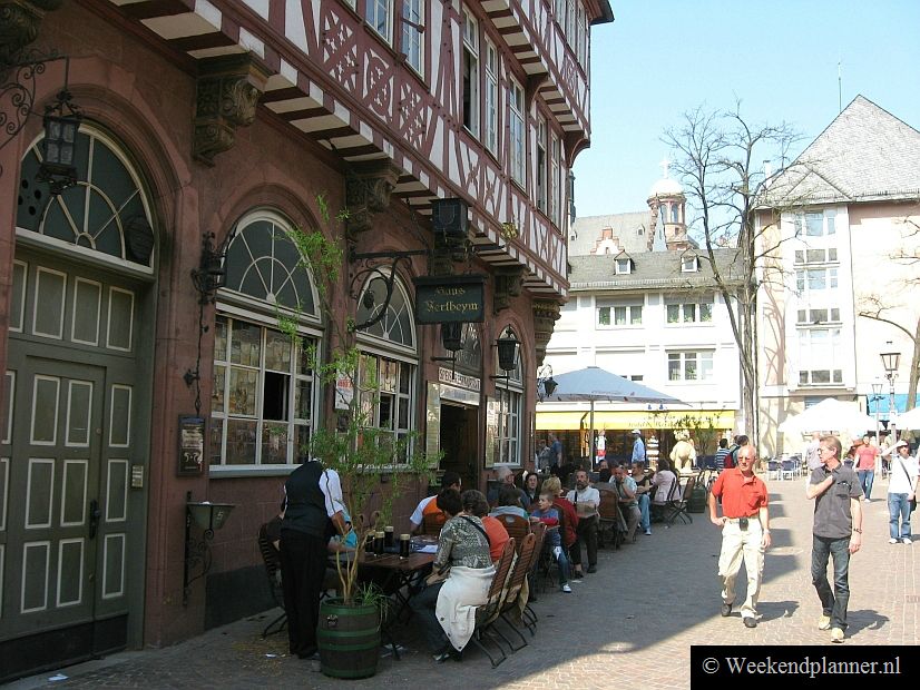 Dit is Haus Wertheym, een restaurant op het plein Römerberg bij de ingang naar de rivier Main. Dit historische restaurant uit 1479 overleefde de bombardementen in de tweede wereldoorlog. Alleen daarom al is Haus Wertheym een bezoek waard.