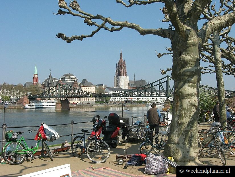Naast de voetbrug over de Main wordt op zaterdagochtend een rommelmarkt gehouden. Hier bij de brug heb je een prachtig uitzicht over de rivier en op de Altstadt.Fotos van andere attracties in Frankfurt.