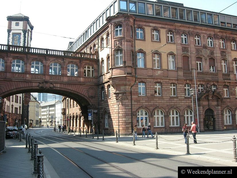 De Bethmannstraße is de grote weg langs de Römerberg, het centrum van de Altstadt. Het grote gebouw met de loopbrug over de straat is een deel van het stadhuis van Frankfurt. Het stadhuis bestaat uit elf gebouwen. 