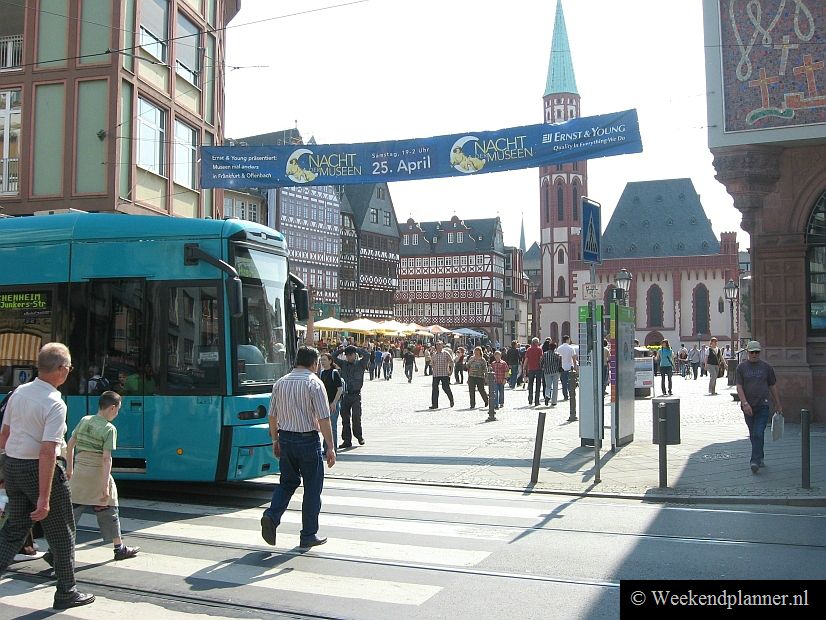 De Römerberg is het oudste gedeelte van Frankfurt. Je vindt hier de beroemde drie Römer (het stadhuis) en er is het Historisches Museum. Via een doorgang op het plein kom je bij de rivier Main.