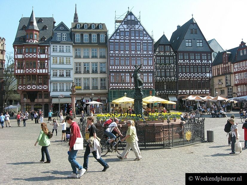 Het plein de Römerberg in de Altstadt is een populaire bezienswaardigheid in Frankfurt.Foto's van de Altstadt  in  Frankfurt.