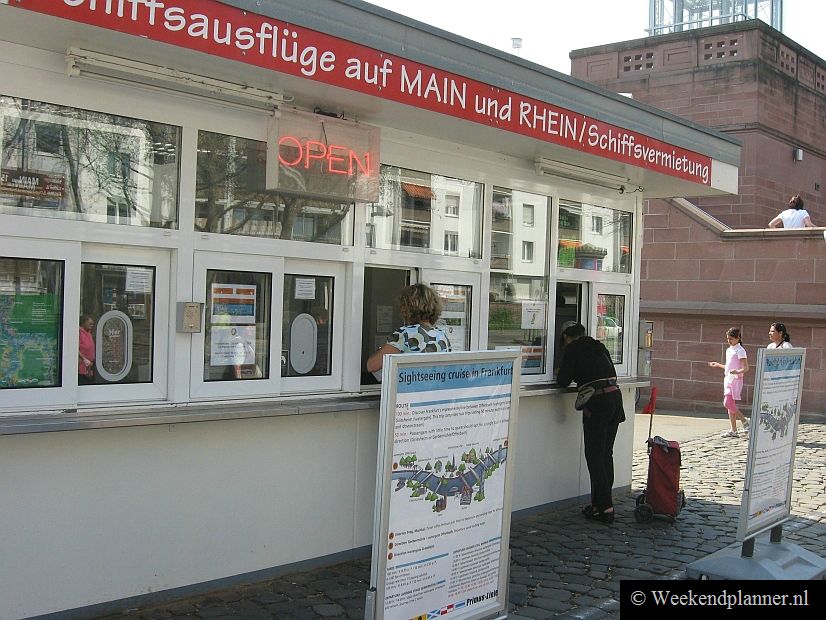 Vanaf de rivier is de skyline van Frankfurt goed te zien. Een rondvaart duurt ongeveer een uur en kaartjes koop je online of bij deze kiosk aan de rivier.