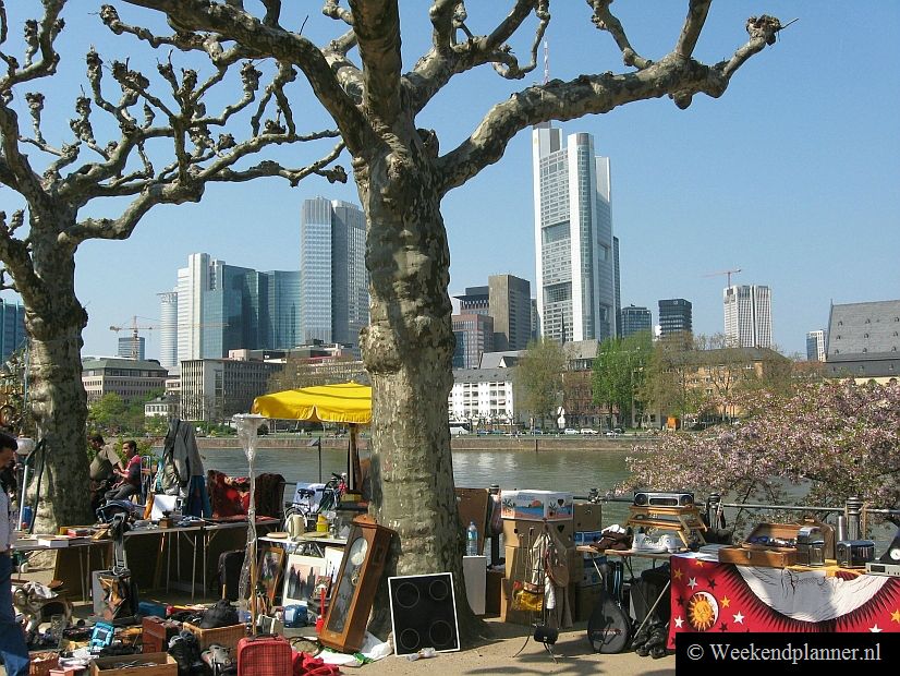 Iedere zaterdagochtend is er tot 14:00 uur een rommelmarkt op de andere oever van de Main.