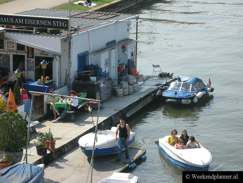 Bij de voetbrug over de Main ligt deze restaurant boot met een leuk terras. Ze verhuren er ook waterfietsen en bootjes.