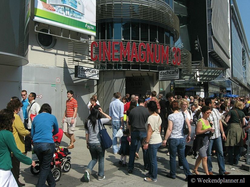 Dit is de lange winkelstraat Zeil. Zeil is de grootste winkelstraat van Frankfurt. Foto's over winkelen in  Frankfurt.