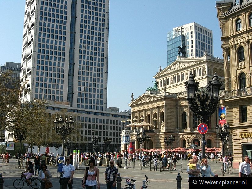 Dit is het plein Opernplatz met de Alter Oper in het centrum van Frankfurt. De Grosse Bockenheimer Strasse, door de vele restaurants beter bekend als de Friessgass, ligt hier ook.