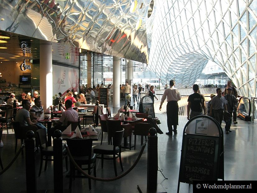 Dit is Zeilgalerie, een luxe winkelcentrum met een prachtig glazen dak in de winkelstraat Zeil. Hier op de bovenste verdieping is een foodcorner waar je redelijk goedkoop kunt eten. Op het dak ligt een dakterras.