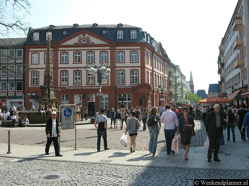 Het historische plein Liebfrauenberg ligt nog in de Altstadt van Frankfurt. In de zomer is hier op vrijdag een kleurige bloemenmarkt en in december is hier een deel van de kerstmarkt.Foto's van een bezoek aan  het centrum van Frankfurt.