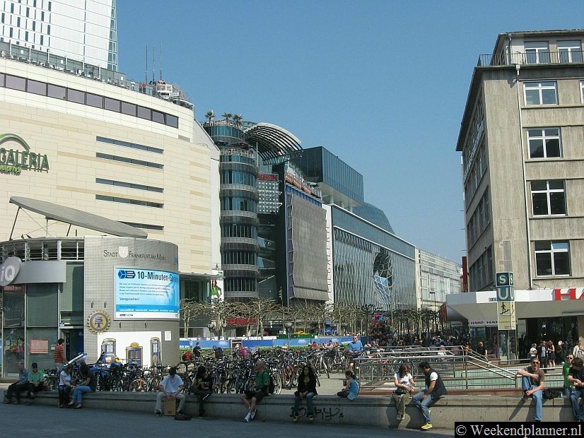 De winkelstraat Zeil loopt van het plein Hauptwache (met metrostation) naar het plein de Konstablerwache (met metrostation). Parkeren kan in de parkeergarage op de Carl-Theodor-Reiffenstein-Platz.Foto's van de attracties in het centrum van Frankfurt.