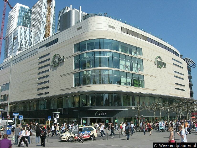 Dit is het grote warenhuis Galeria Kaufhof in de winkelstraat Zeil.Tips: Winkelen in het centrum van Frankfurt.