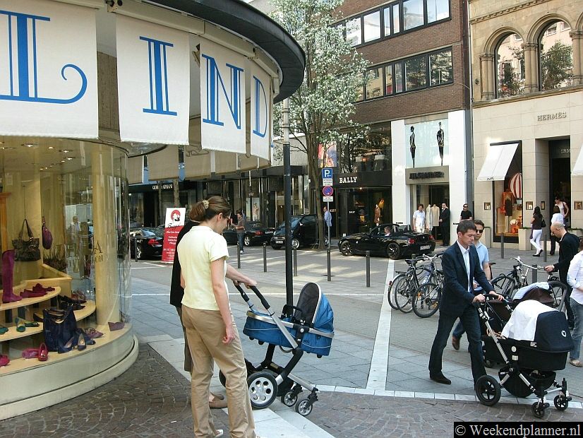 De Goethestraat is een winkelstraat in Frankfurt met  winkels in het duurdere segment. Hier vind je Hermès, Armani,  Prada, Jimmy Choo, Bulgari en natuurlijk zal Louis Vuitton in dit rijtje ook niet ontbreken.Tips: Winkelen in het centrum van Frankfurt.