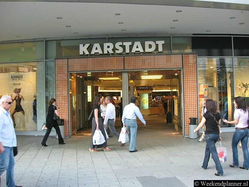 Aan de andere kant van winkelstraat Zeil ligt het andere grote warenhuis van Frankfurt, Karstadt.Tips: Een weekend in Frankfurt.