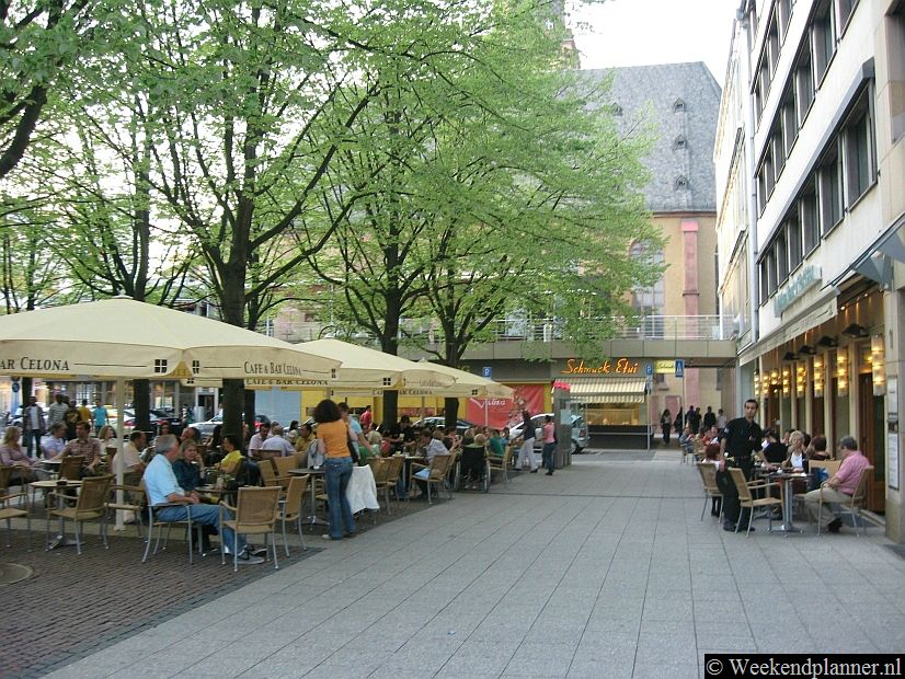 Overal in de binnenstad van Frankfurt kun je op een terrasje zitten.Tips: Uitgaan in het centrum van Frankfurt.