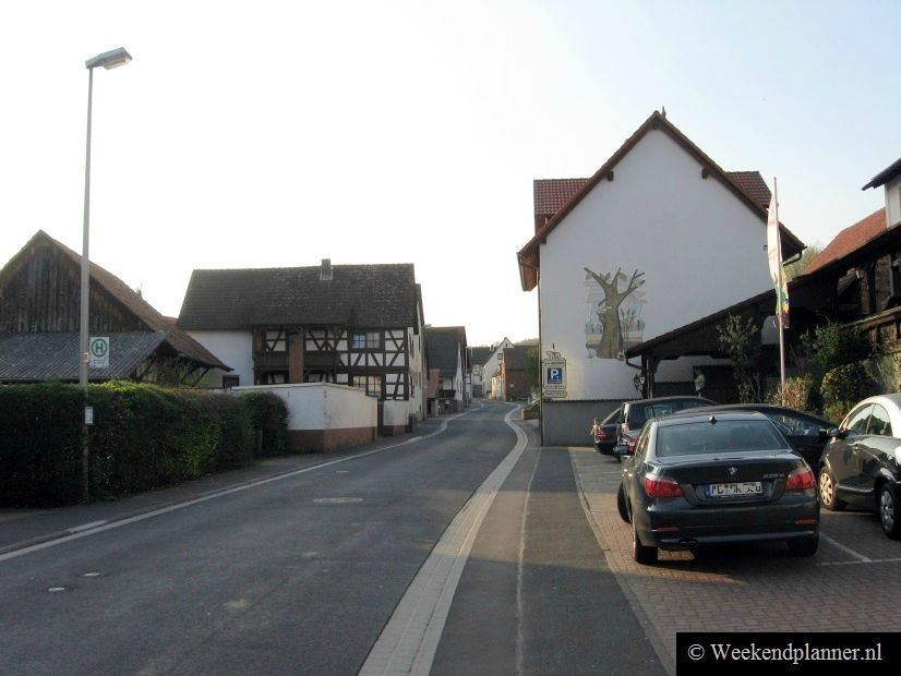 De dorpjes Hösbach en Goldbach liggen ongeveer 40 km van Frankfurt en 5 km van Aschaffenburg. De dorpen zijn vanaf de Autobahn A3 gemakkelijk te bereiken maar liggen toch landelijk. Als je vroeg op Frankfurt Airport moet zijn kun je hier overnachten.