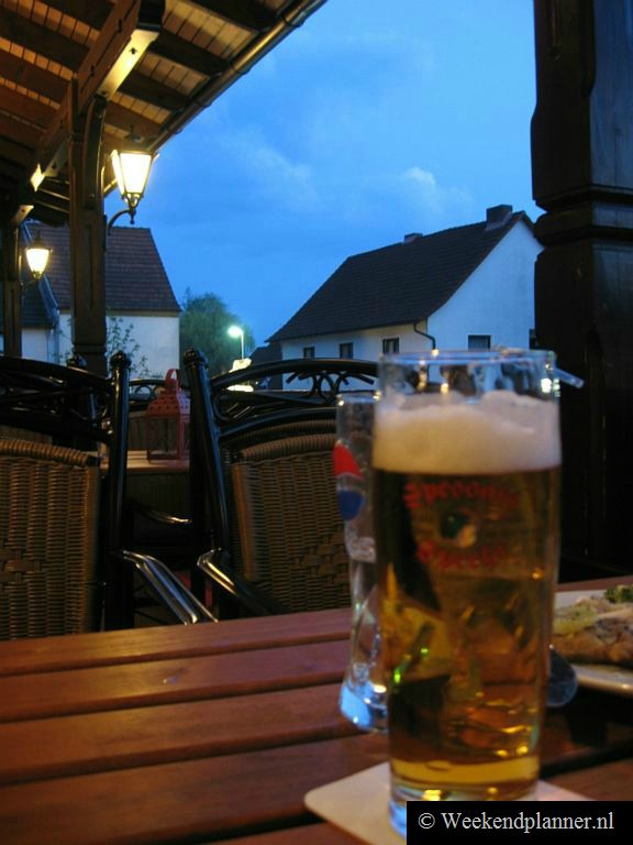 Hotel zum Ochsen heeft een restaurant met een groot balkon waar je een groot deel van het jaar tot laat in de avond buiten kunt eten. Op zondag is het restaurant overigens gesloten.