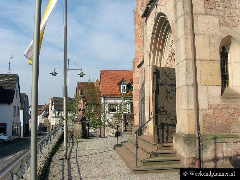 Het dorp Goldbach ligt vlakbij Hösbach aan de Autobahn A3. De Autobahn is hier overdekt maar Hösbach en Goldbach hebben een eigen afrit. Als je onderweg wilt overnachten bij Frankfurt is een hotel op deze plek een goed idee.