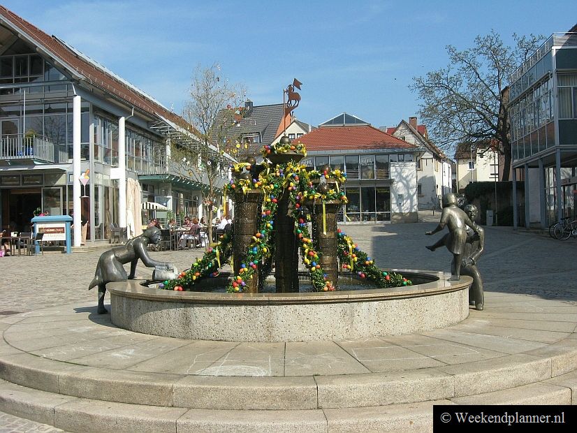 Het plein Marktplatz ligt in het centrum van Hösbach.Over Hösbach en de A3 bij Frankfurt.
