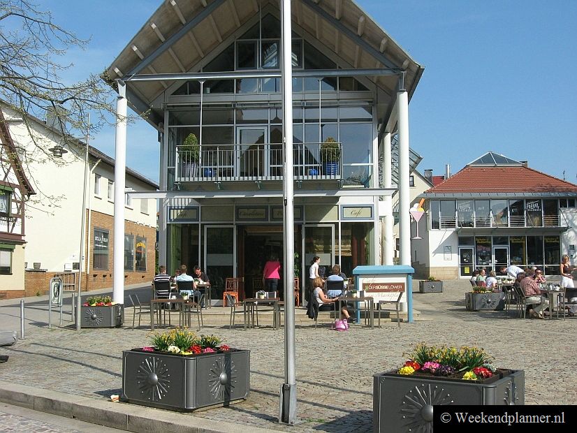 Dit is Café am Marktplatz op het marktplein van Hösbach. Hier kun je ook lekker gebak kopen. Het café is iedere dag, dus ook op zondag, tot 18:00 uur geopend.