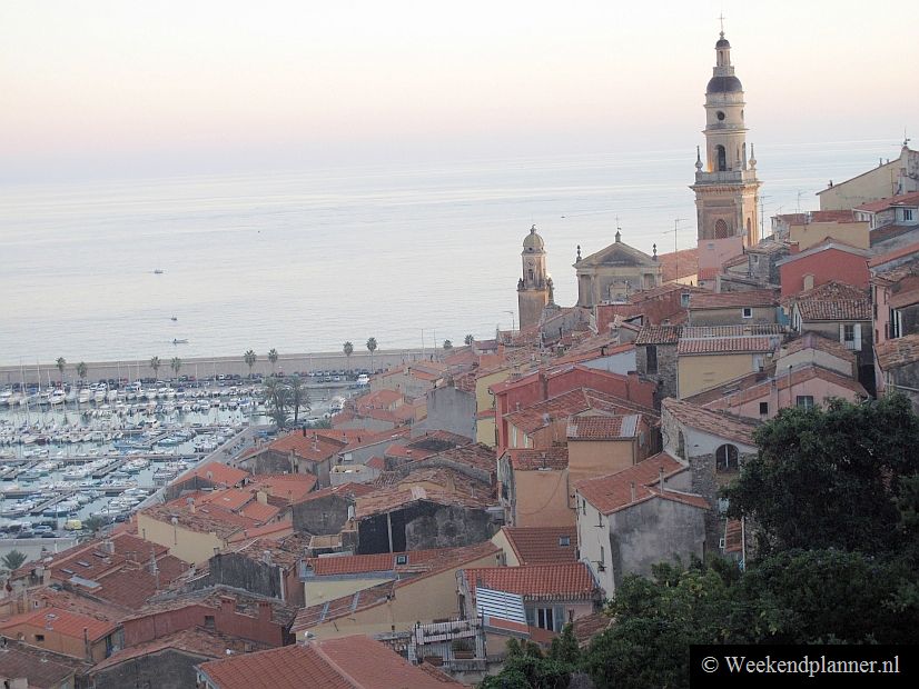 Menton is een Franse badplaats op de grens van Monaco, Frankrijk en Italië. Door zijn ligging achter de bergen heeft het een microklimaat met meer zon en warmer weer dan de omliggende plaatsen aan de Riviera.