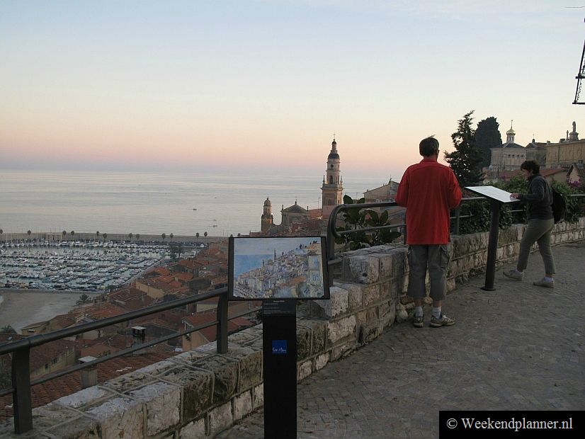 Menton ligt op de hellingen van bergen. Boven heb je vanaf de weg een mooi uitzicht over de stad.De attracties van Menton.