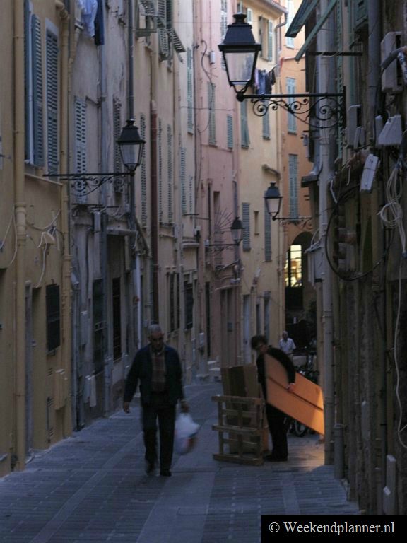 In het historische centrum van Menton zijn veel van dit soort smalle straatjes. Sommige straatjes zijn tegenwoordig winkelstraten maar in de smalste straatjes wordt nog gewoon gewoond.