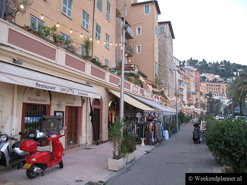 Beneden bij het strand en de jachthaven van Menton loopt de promenade. Hier zijn veel winkeltjes en restaurants.
