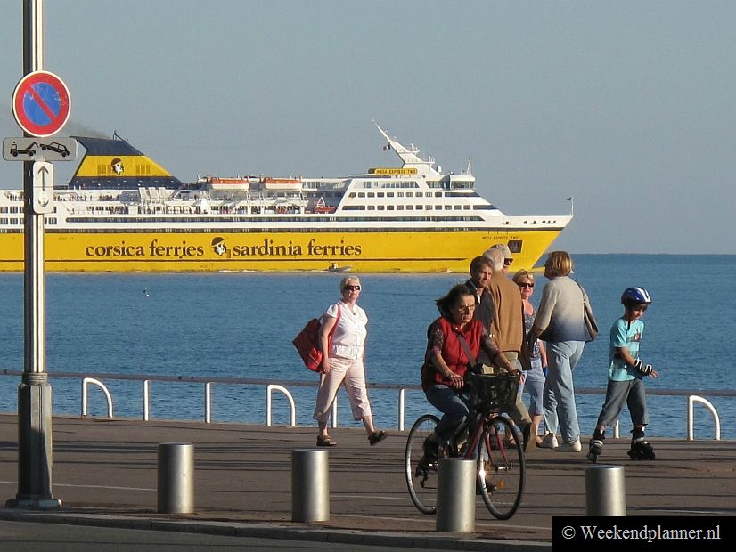 Vanuit de haven van Nice varen grote veerboten naar het Franse eiland Corsica. Vanaf het strand en op de Promenade des Anglais heb je een prachtig uitzicht op de voorbijvarende schepen.
