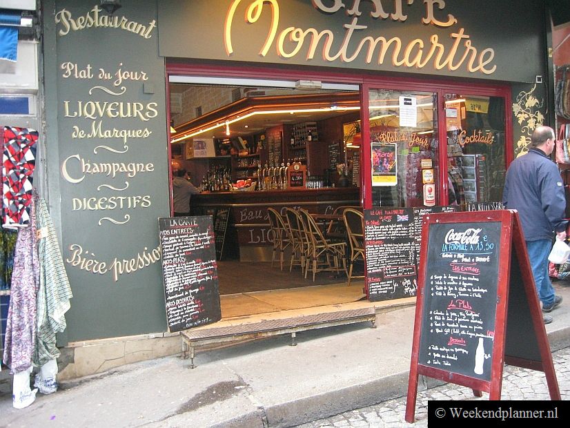 In Montmartre zijn veel gezellige cafés, restaurants, kleine hotels en natuurlijk de nachtclubs. Tips:  Een weekend naar Parijs..