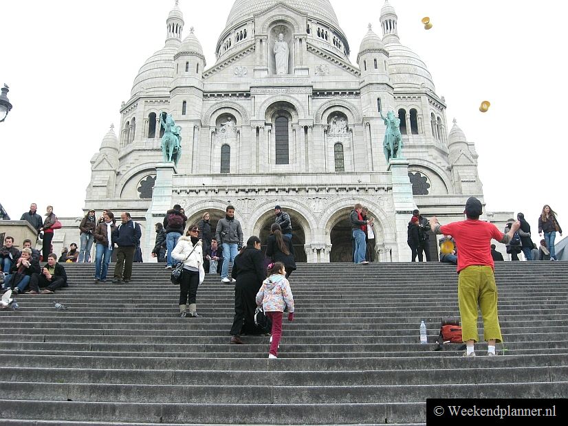 Op de trappen van de Sacré-Coeur staan vaak straatartiesten en straathandelaren. Als je nog een selfiestick nodig hebt dan kun je die hier kopen. De toegang tot de kathedraal is overigens gratis.